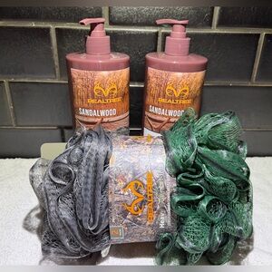 (Lot of 2) Realtree Sandalwood 3 in 1 For Men with Gray & Green Bath Loofas